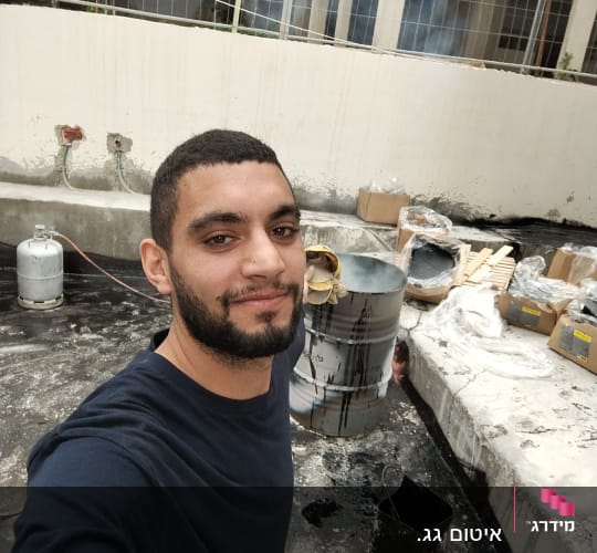 חבית מתכת עם חומר איטום על גג